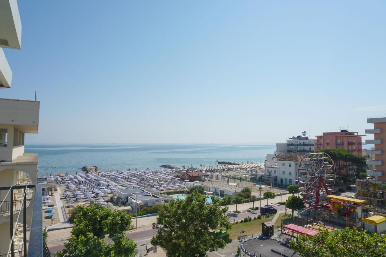 Hotel Bristol Misano Adriatico Esterno foto
