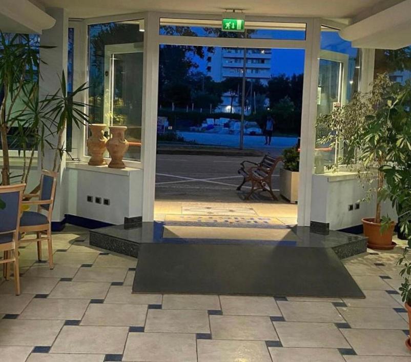 Hotel Bristol Misano Adriatico Esterno foto