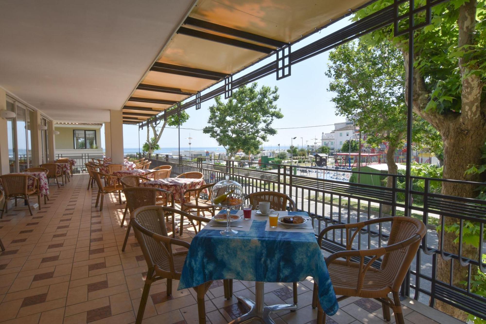 Hotel Bristol Misano Adriatico Esterno foto