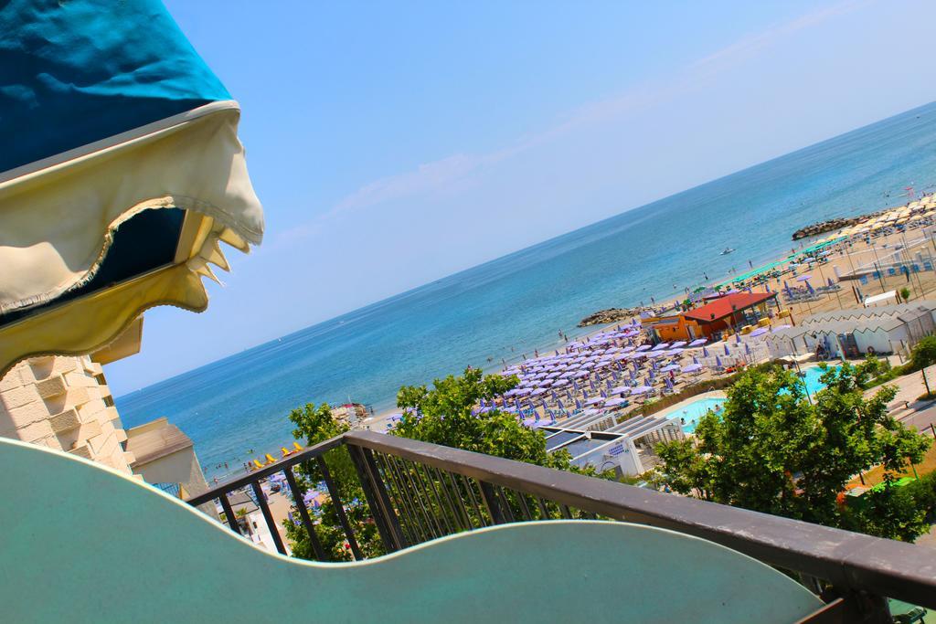 Hotel Bristol Misano Adriatico Esterno foto