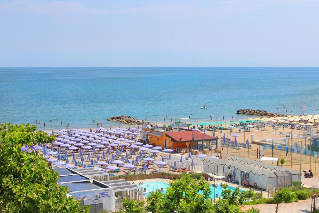 Hotel Bristol Misano Adriatico Esterno foto