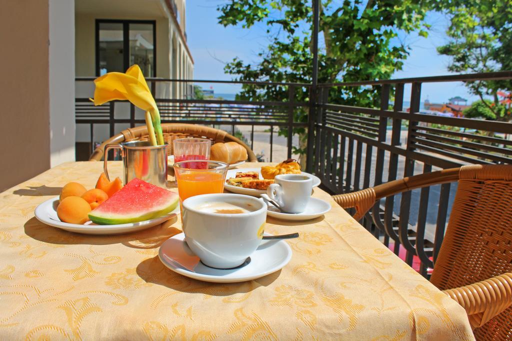 Hotel Bristol Misano Adriatico Esterno foto